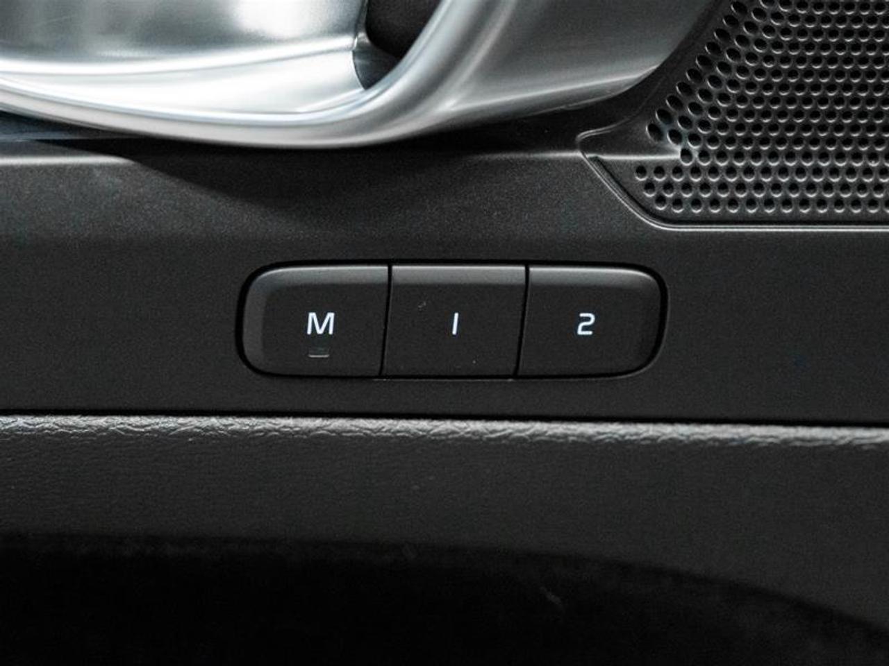 2020 Volvo XC40 T4 Momentum 4dr All-Wheel Drive Photo