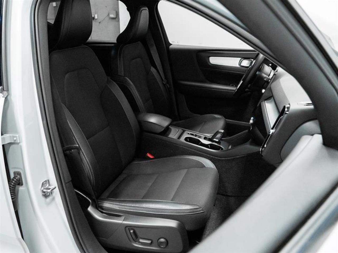 2020 Volvo XC40 T4 Momentum 4dr All-Wheel Drive Photo