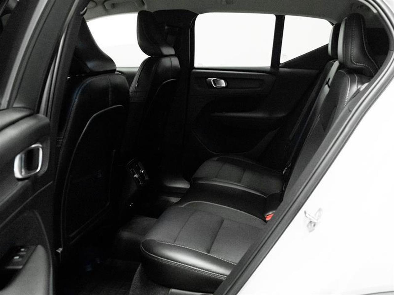 2020 Volvo XC40 T4 Momentum 4dr All-Wheel Drive Photo
