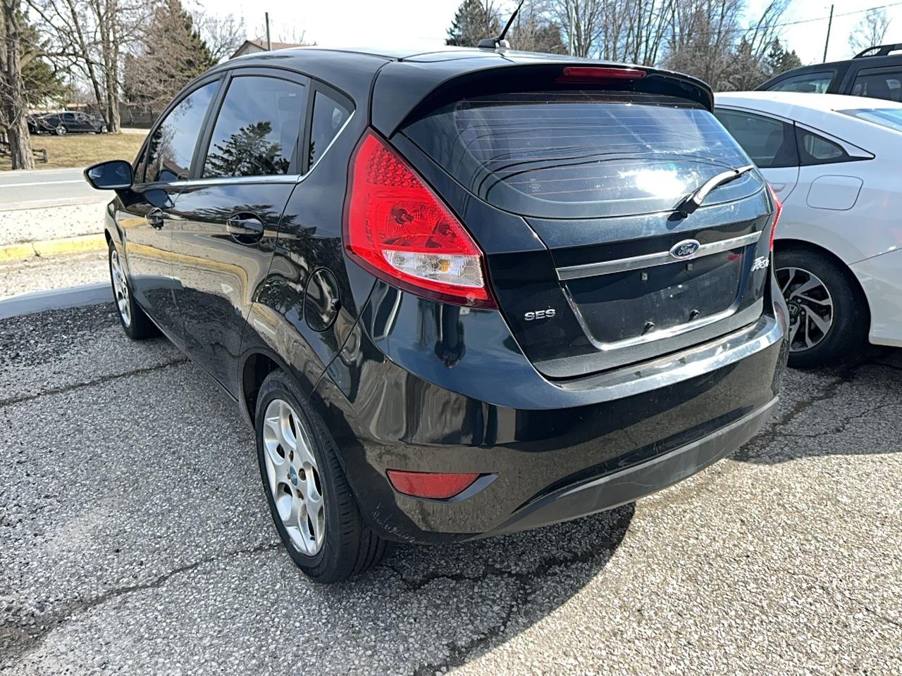 2011 Ford Fiesta SES Photo