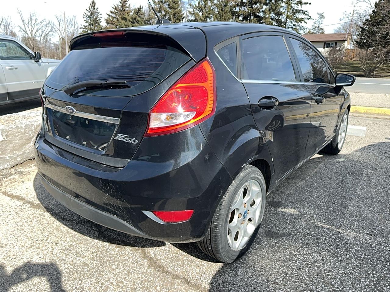 2011 Ford Fiesta SES Photo2