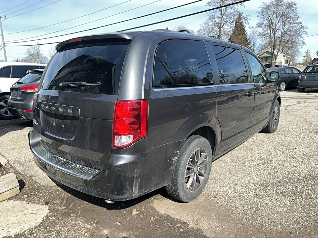 2017 Dodge Grand Caravan SXT Premium Plus Photo2