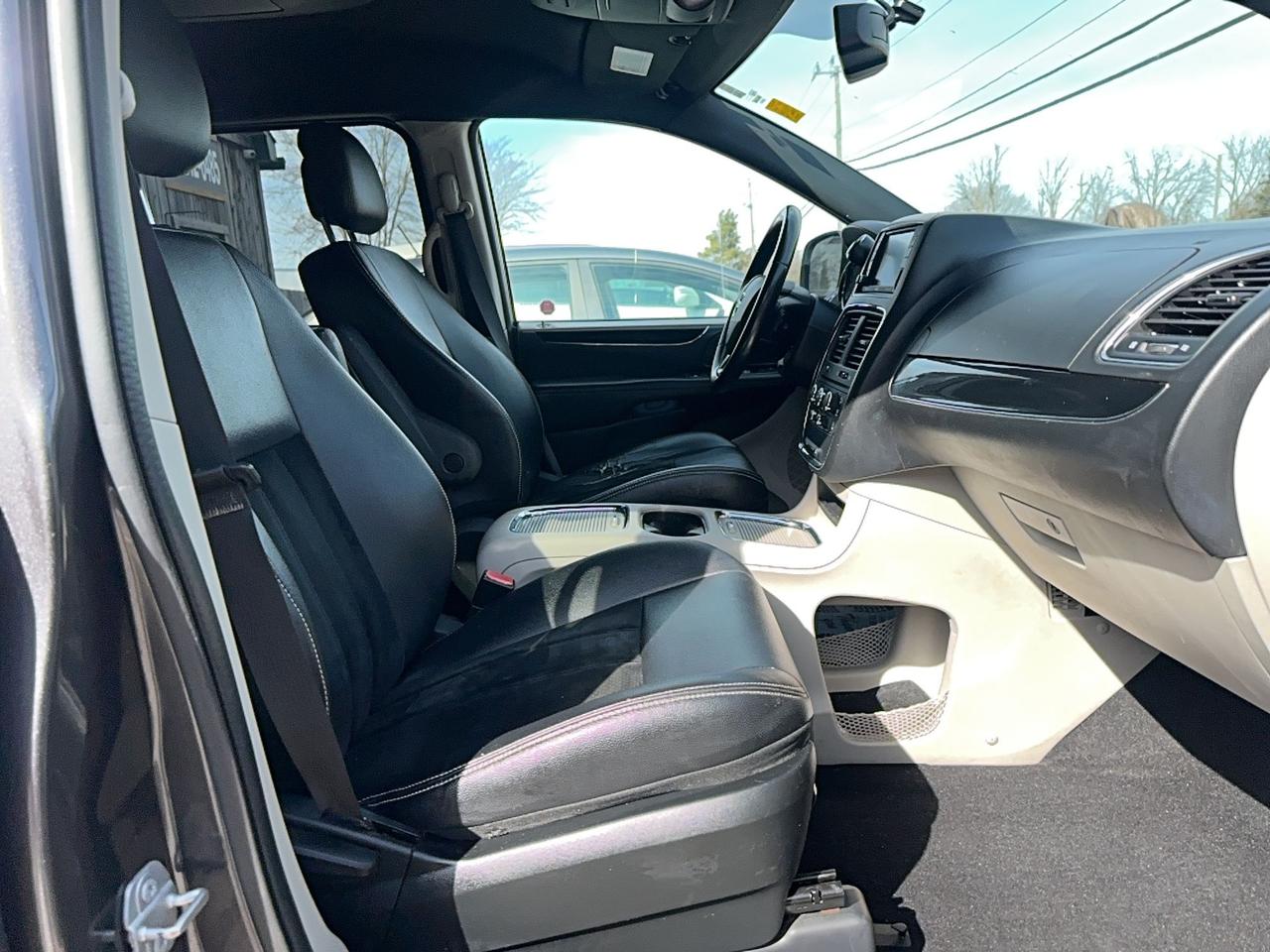 2017 Dodge Grand Caravan SXT Premium Plus Photo4