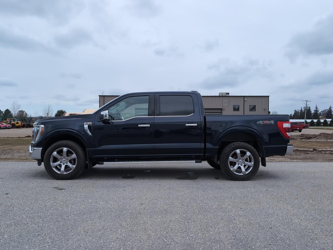 2022 Ford F-150 Lariat 4WD SuperCrew 5.5' Box Photo2