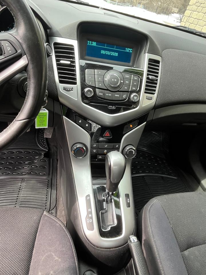 2014 Chevrolet Cruze 4dr Sdn 1LT Photo