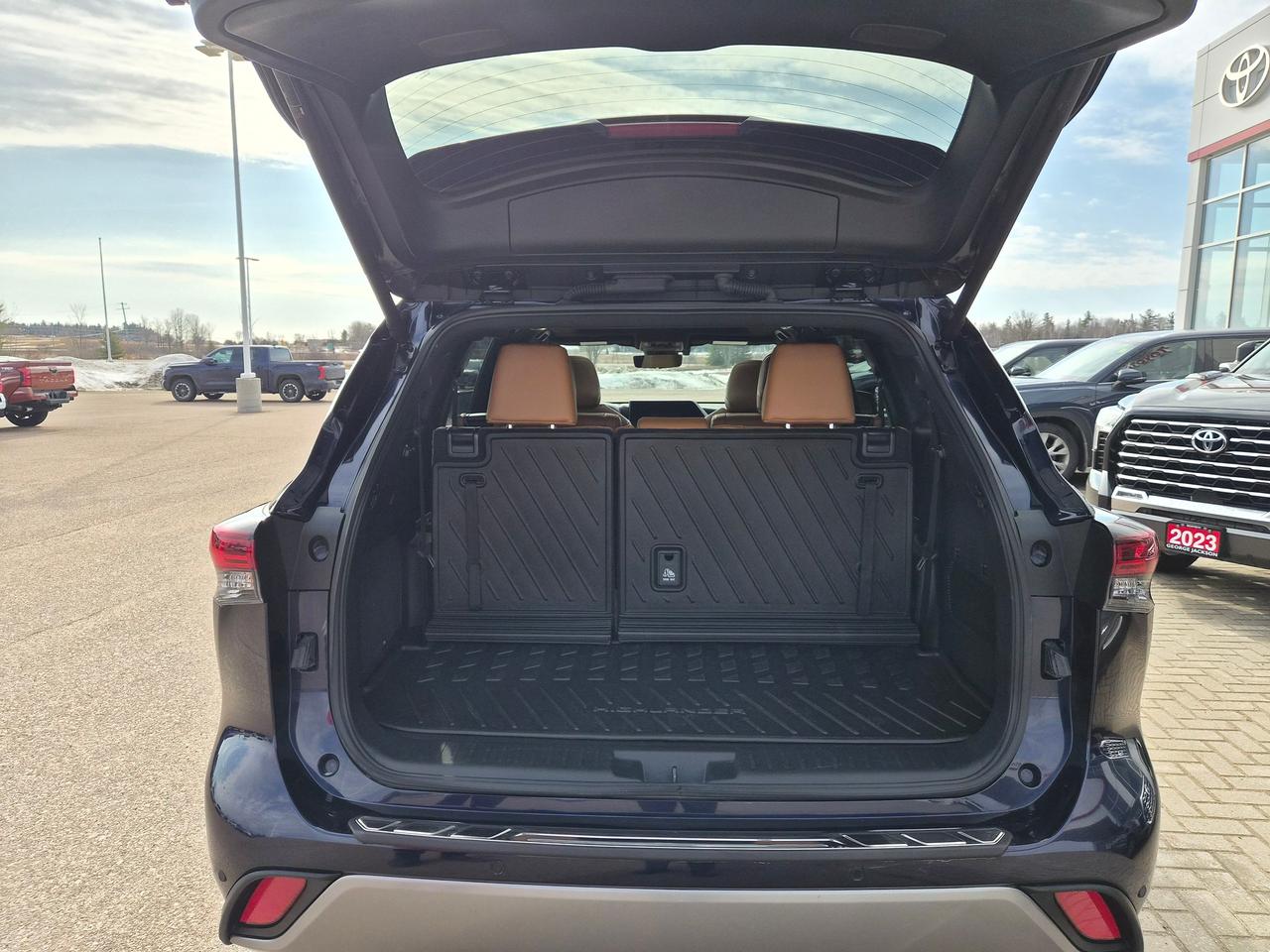 2025 Toyota Highlander Hybrid Limited Photo3