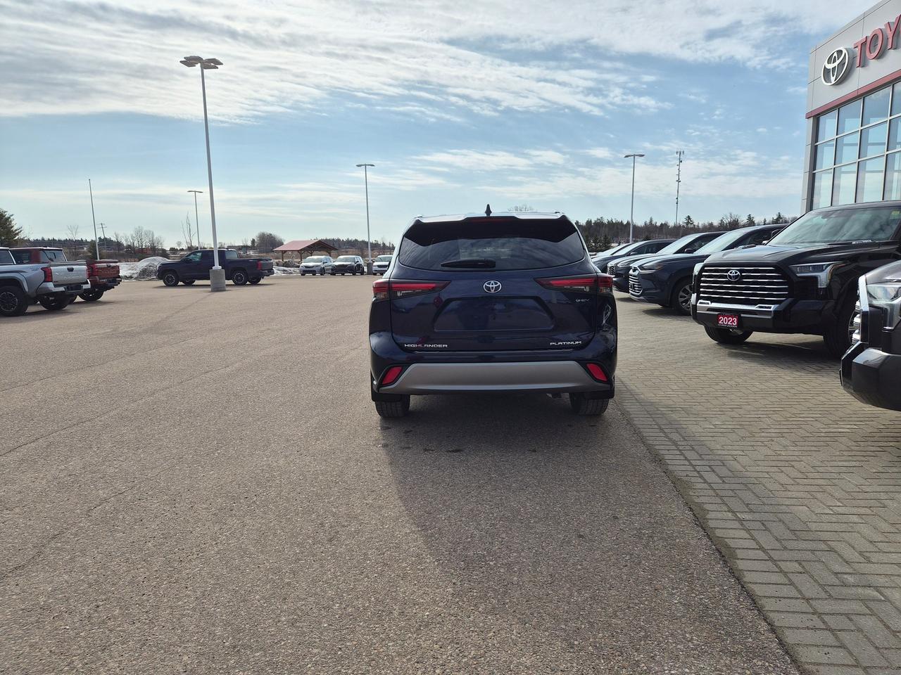 2025 Toyota Highlander Hybrid Limited Photo2