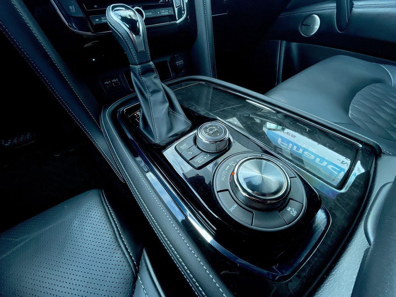 2021 Infiniti QX80 LUXE 7 Passenger 3RD ROW, HEATED LEATHER SEATS, DUAL SCREEN ENT. SYSTEM, NAV, SUNROOF, APPLE CARPLAY/ANDROID AUTO!! Photo