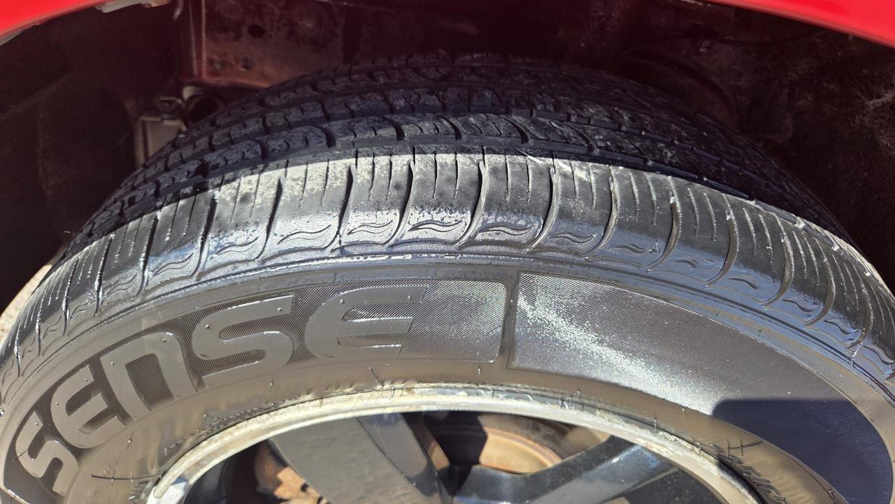 2011 Ford Escape XLT, V6, HAS RUST, DRIVES WELL, 185KMS, AS IS Photo