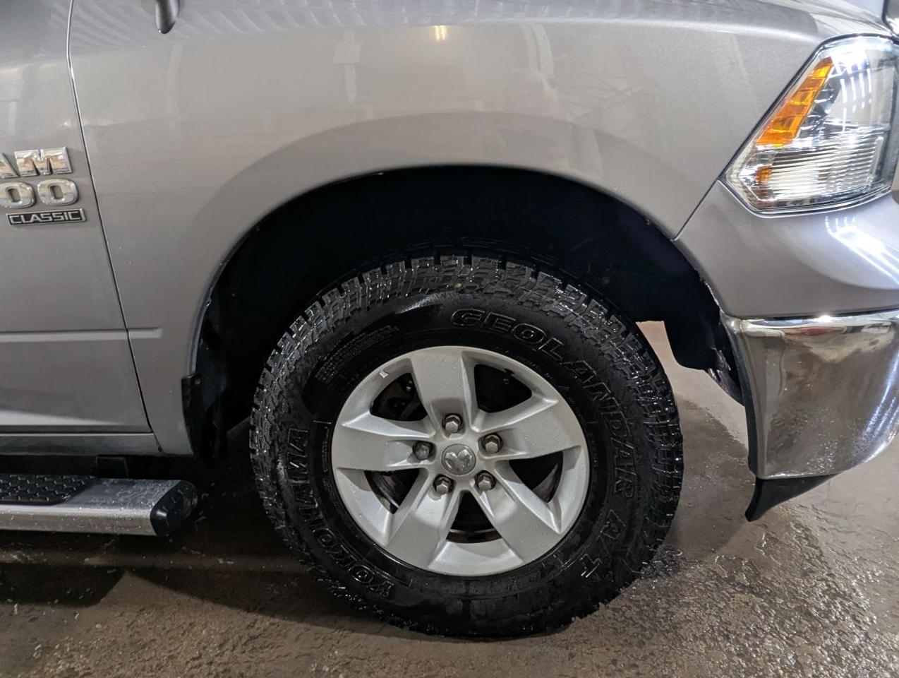 2020 RAM 1500 Classic SLT CREW CAB WITH A TONNEAU COVER!! Photo3