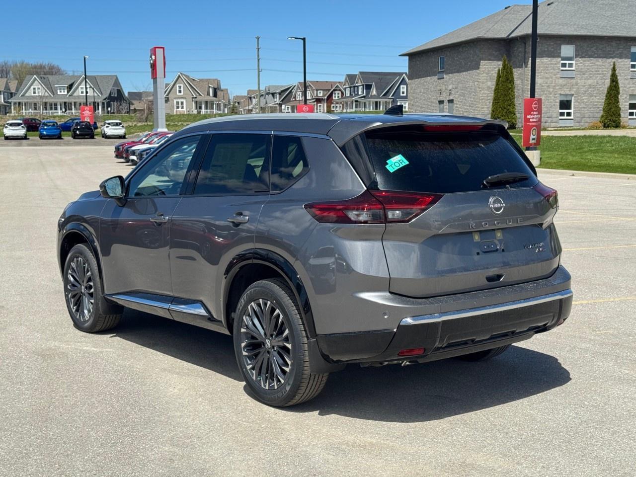 2026 Nissan Rogue AWD Platinum Photo4