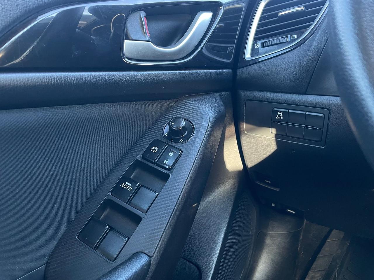 2015 Mazda MAZDA3 GX *BACKUP CAMERA, AFT SCREEN, SAFETY* Photo