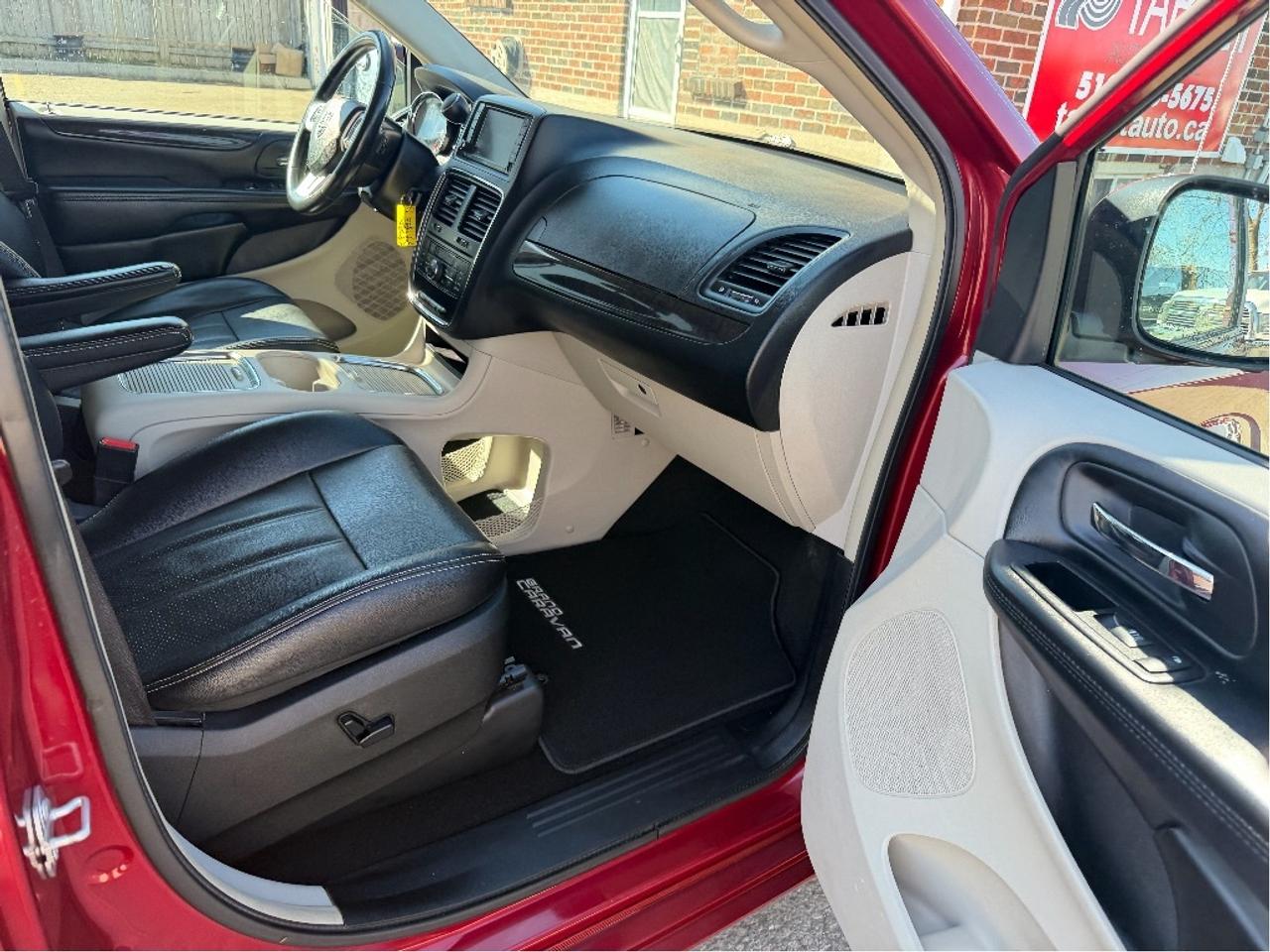 2015 Dodge Grand Caravan Crew Plus | Leather | Very Well Maintained !! Photo