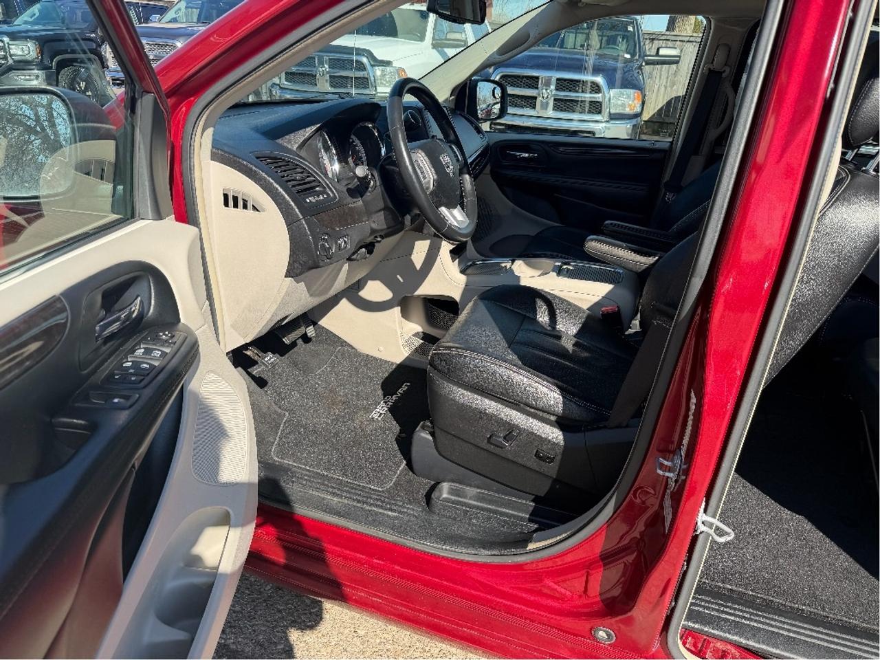 2015 Dodge Grand Caravan Crew Plus | Leather | Very Well Maintained !! Photo