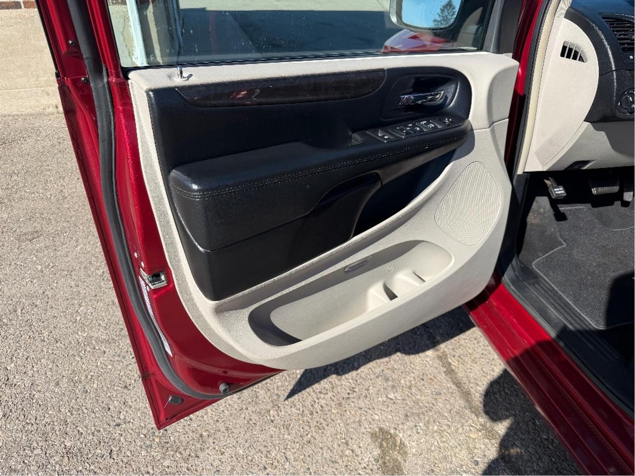 2015 Dodge Grand Caravan Crew Plus | Leather | Very Well Maintained !! Photo