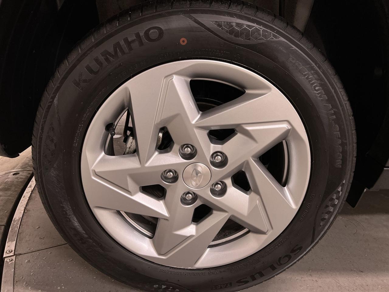 2024 Hyundai KONA AWD | HTD SEATS | CARPLAY |ALLOYS | REAR CAM | A/C Photo