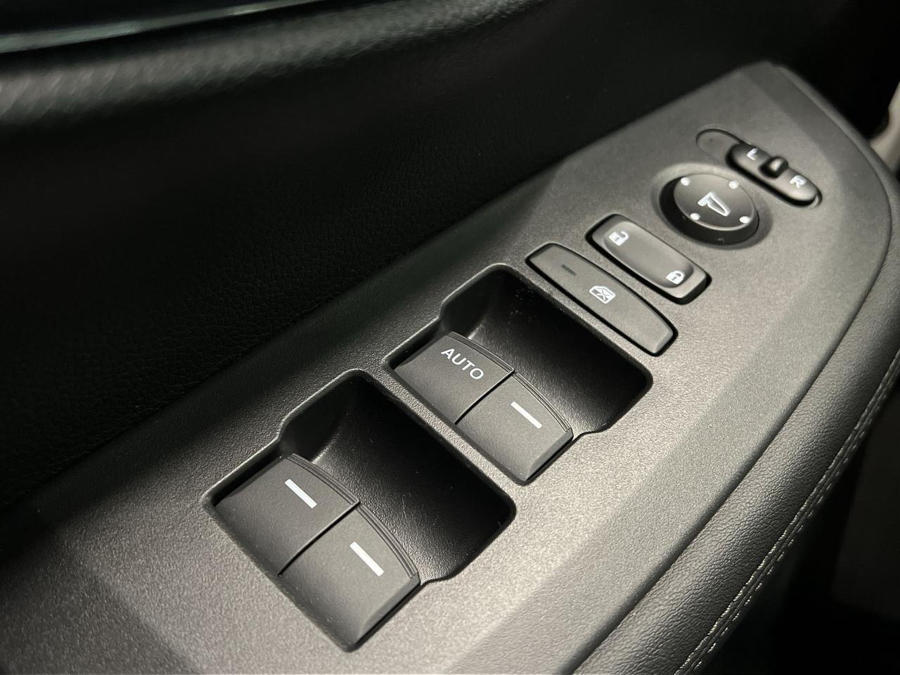 2023 Honda HR-V ONLY 16,000KMS!! | HTD SEATS | CARPLAY | ALLOYS Photo