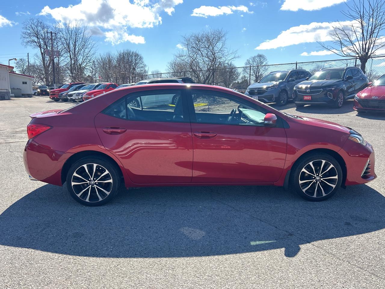 2017 Toyota Corolla SE, 6 SPEED MANUAL, CLEAN CARFAX, SUNROOF! - Photo #5