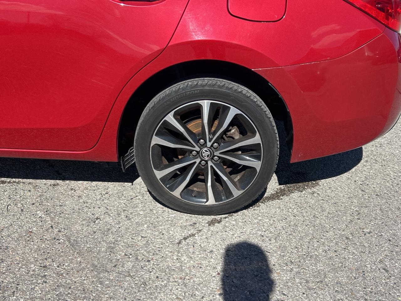 2017 Toyota Corolla SE, 6 SPEED MANUAL, CLEAN CARFAX, SUNROOF! - Photo #10