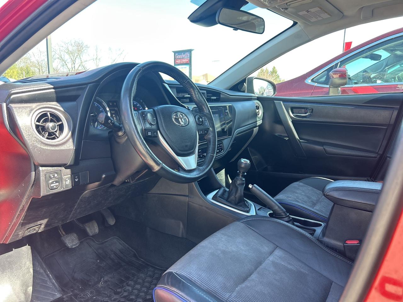 2017 Toyota Corolla SE, 6 SPEED MANUAL, CLEAN CARFAX, SUNROOF! - Photo #12