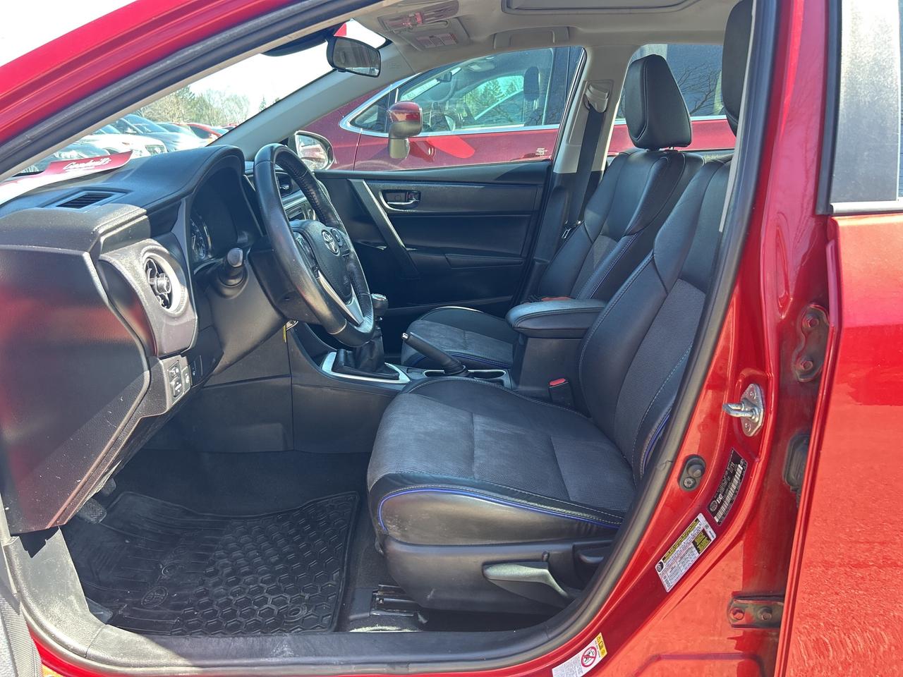 2017 Toyota Corolla SE, 6 SPEED MANUAL, CLEAN CARFAX, SUNROOF! - Photo #13