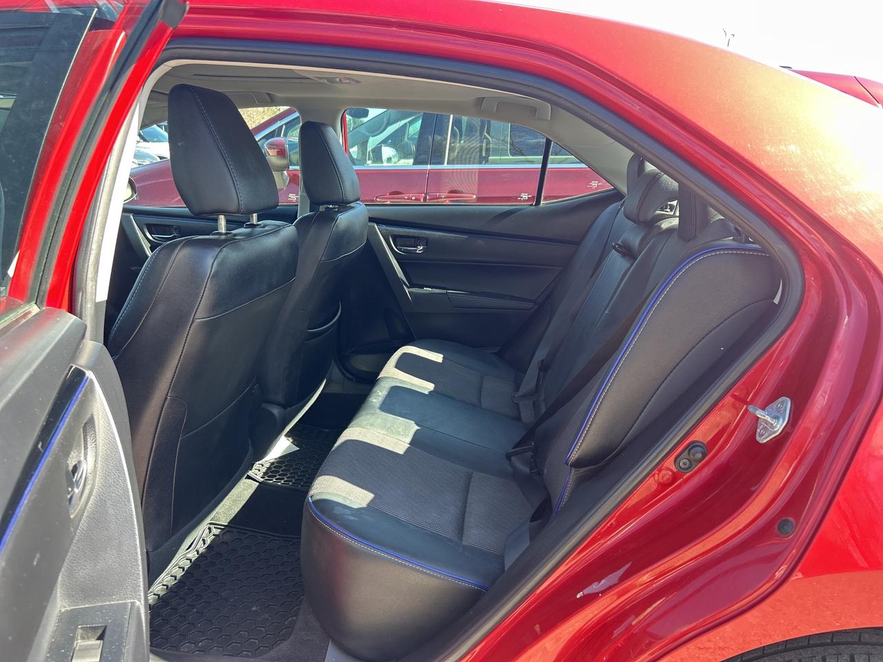 2017 Toyota Corolla SE, 6 SPEED MANUAL, CLEAN CARFAX, SUNROOF! - Photo #15