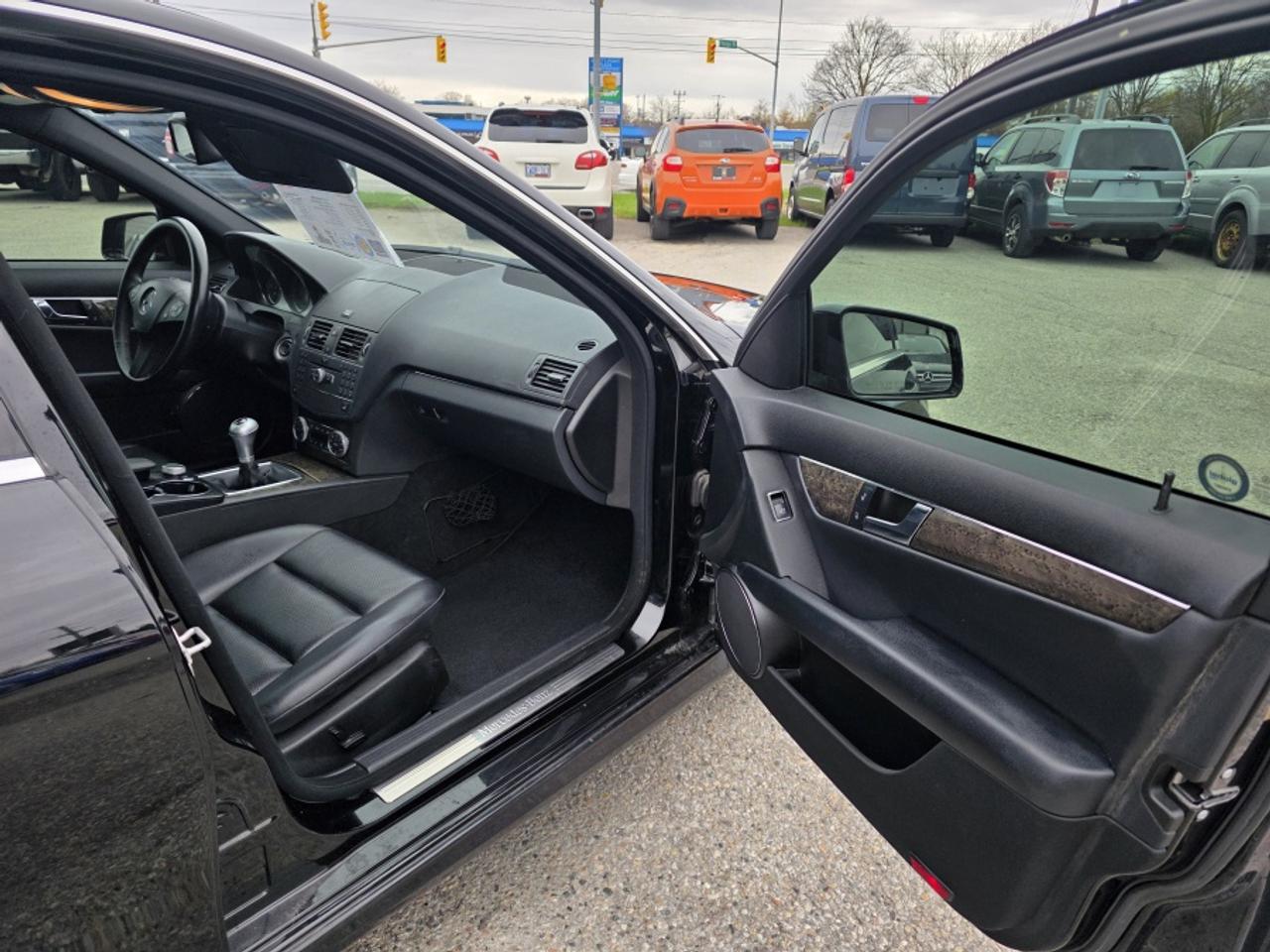 2010 Mercedes-Benz C-Class RARE MANUAL  | LOW KM! RUNS LIKE NEW Photo