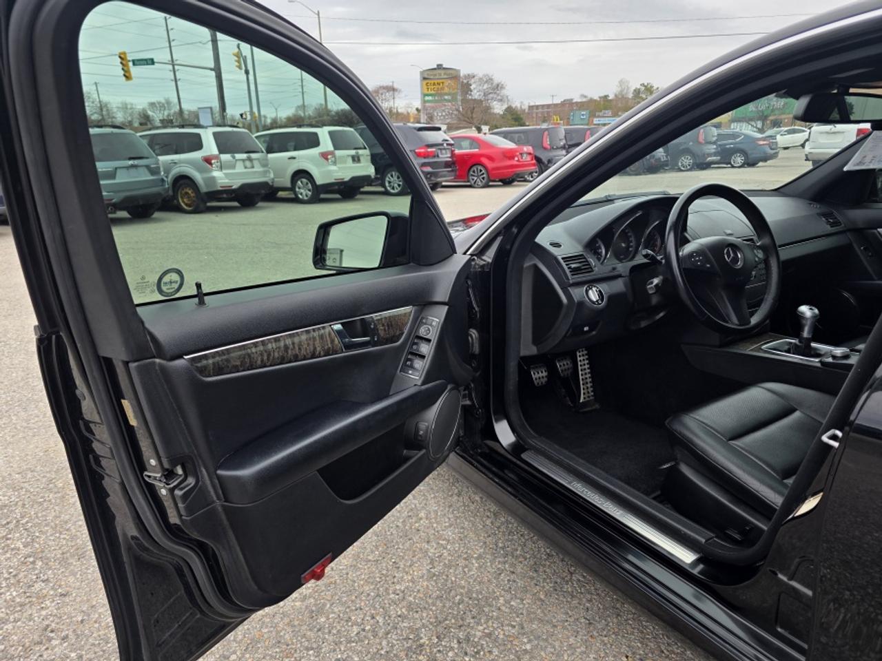 2010 Mercedes-Benz C-Class RARE MANUAL  | LOW KM! RUNS LIKE NEW Photo