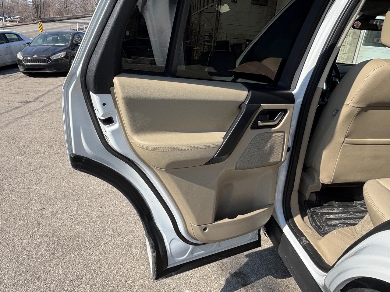 2013 Land Rover LR2 AWD 4dr Photo