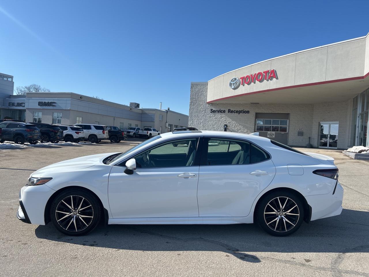 2023 Toyota Camry HYBRID SE Photo