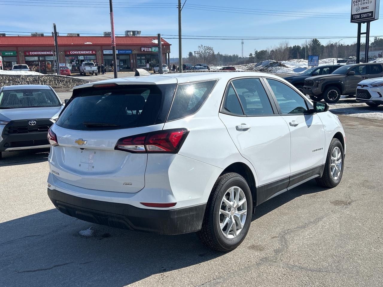 2024 Chevrolet Equinox LS   No Reported Accidents Photo4