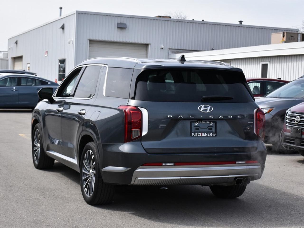 2023 Hyundai PALISADE Ultimate Calligraphy AWD-Captain Chairs  Navi  Roo Photo3
