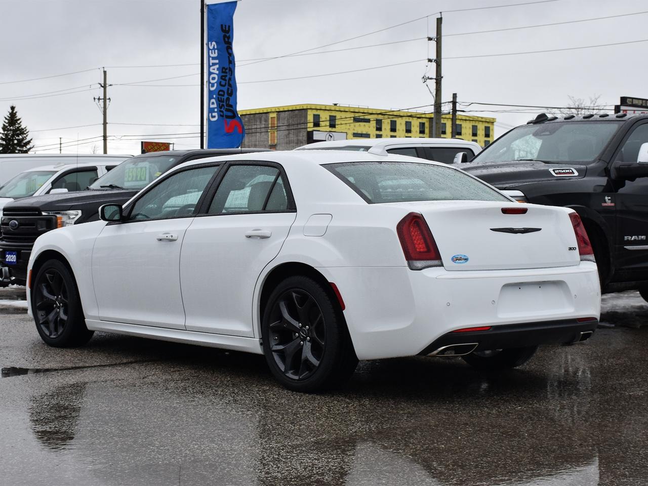 2023 Chrysler 300 Touring L ~Nav ~Camera ~Heated Leather ~Blind Spot Photo3