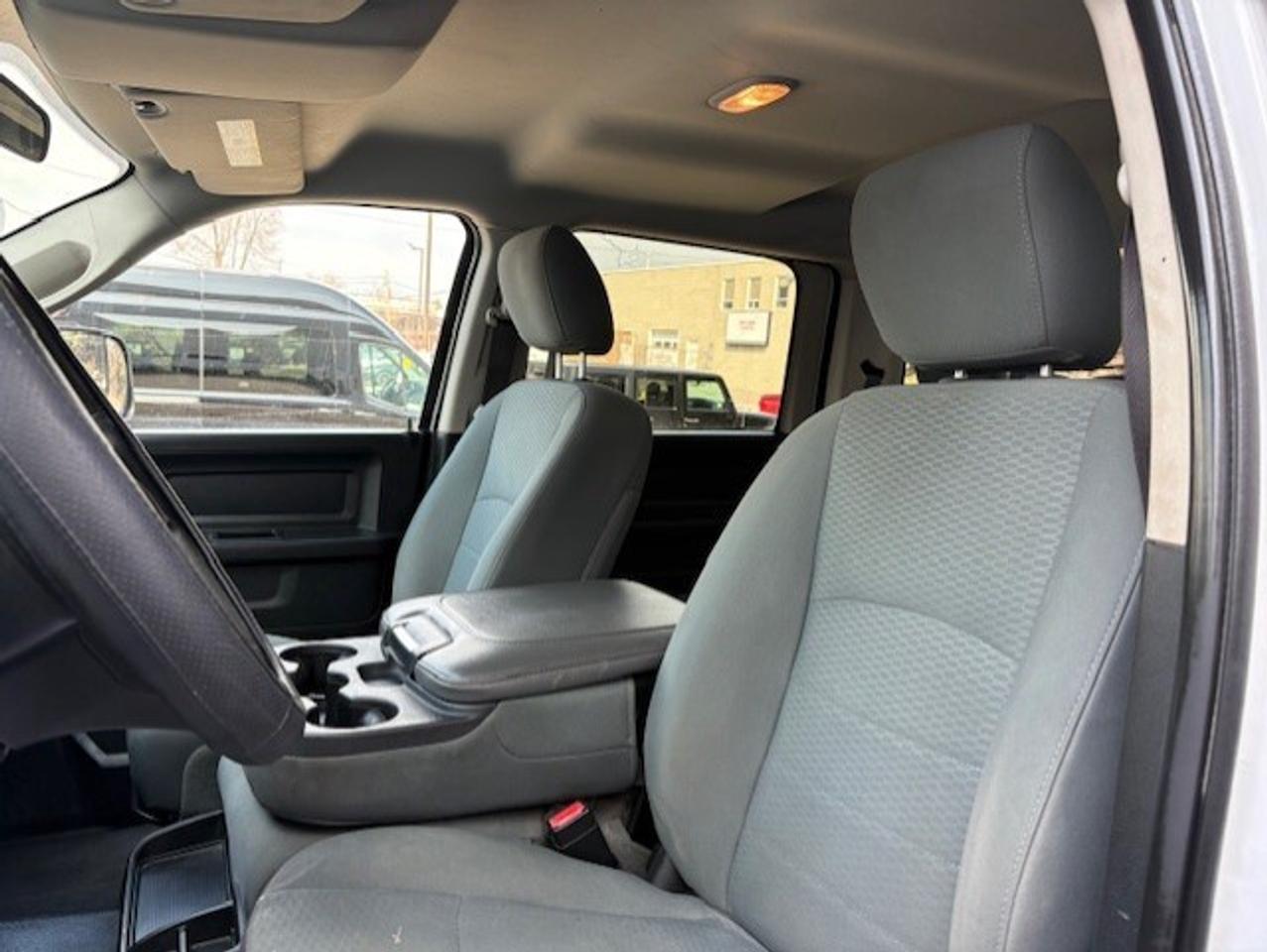 2016 RAM 3500 4WD 6.7L CUMMINS DIESEL-CREW CAB-LONG BOX-ONLY 74K Photo