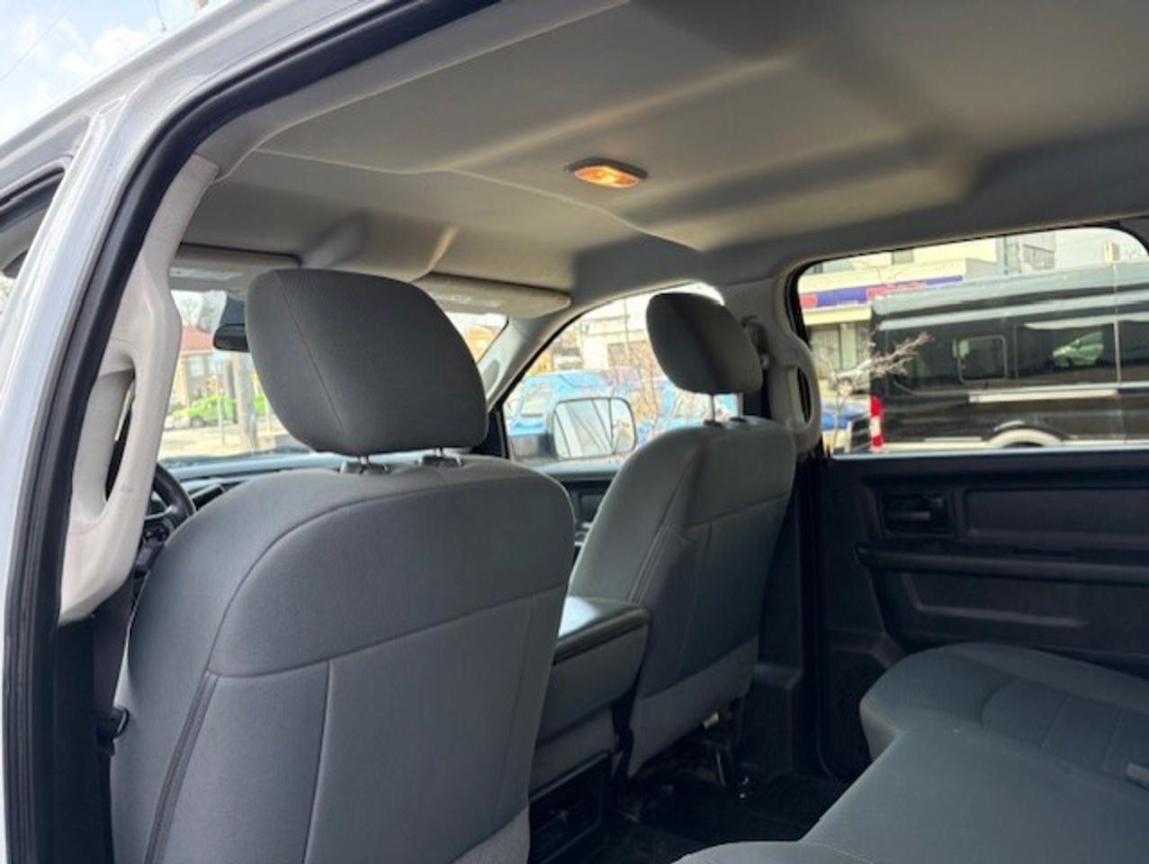 2016 RAM 3500 4WD 6.7L CUMMINS DIESEL-CREW CAB-LONG BOX-ONLY 74K Photo
