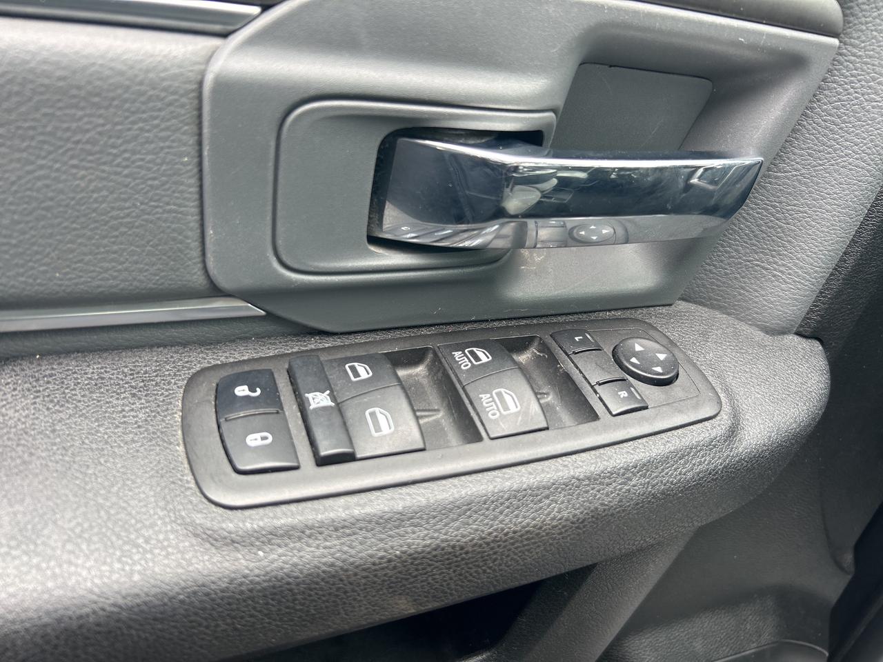 2023 RAM 1500 Classic SLT, 6 PASSENGER, 4X4, 5.7L HEMI, BACK UP CAMERA! Photo