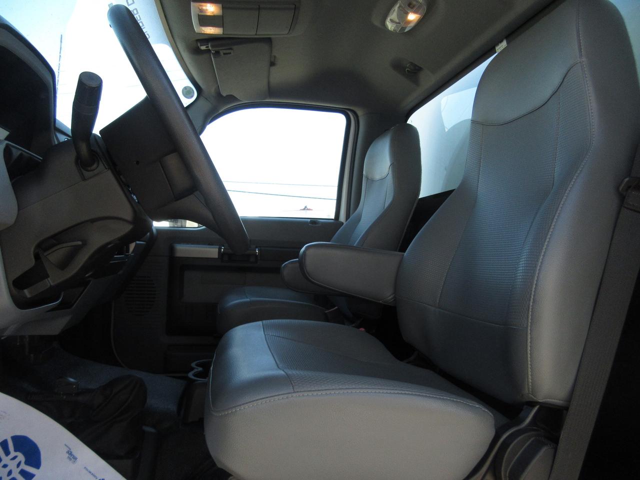 2023 Ford F-650 16FT UNICELL BOX POWER LIFTGATE Photo