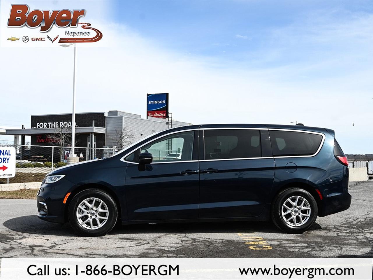 2023 Chrysler Pacifica Touring L FWD Photo4