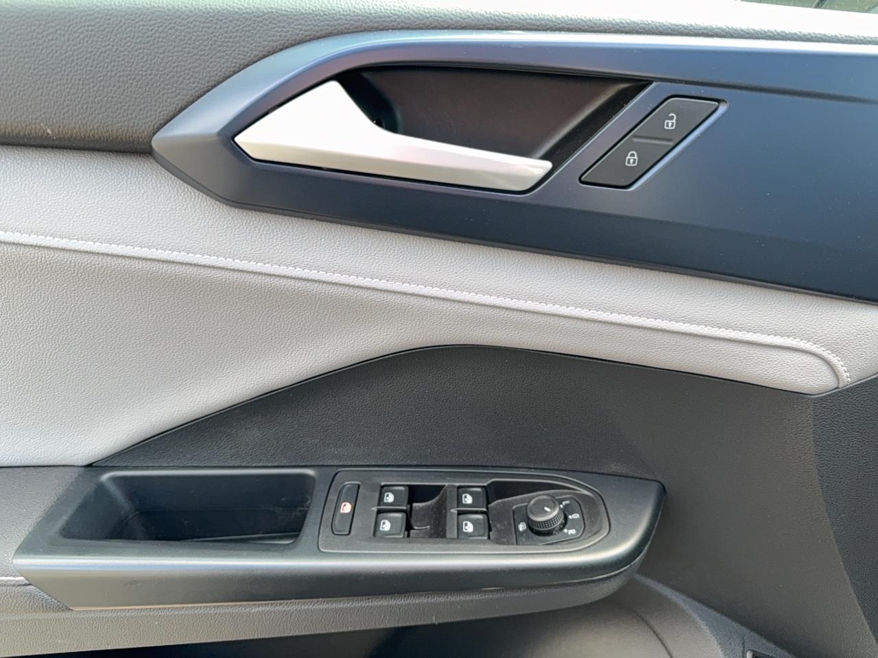 2024 Volkswagen Taos SE SE Photo