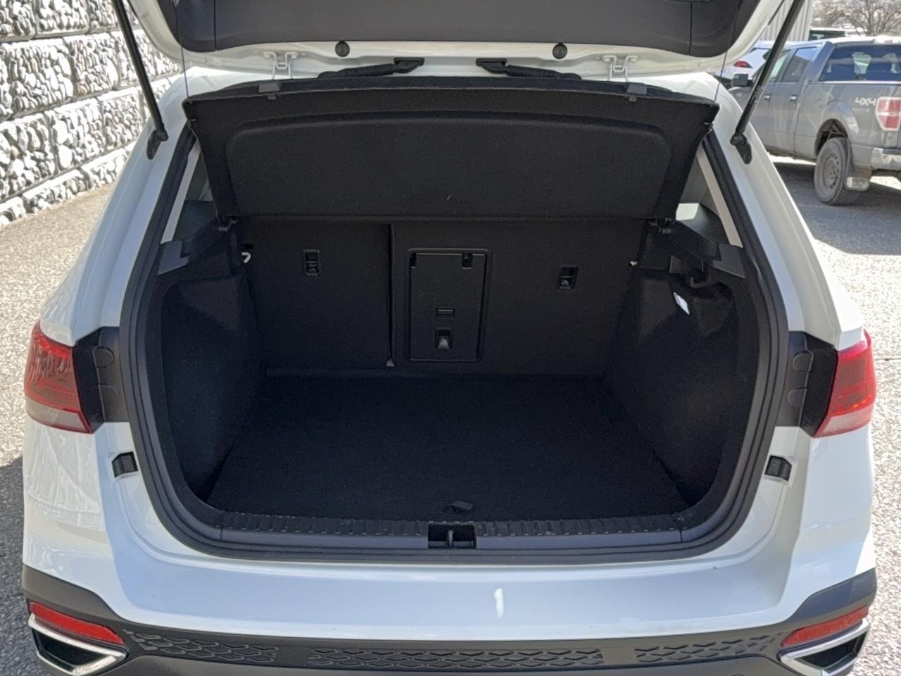2024 Volkswagen Taos SE SE Photo
