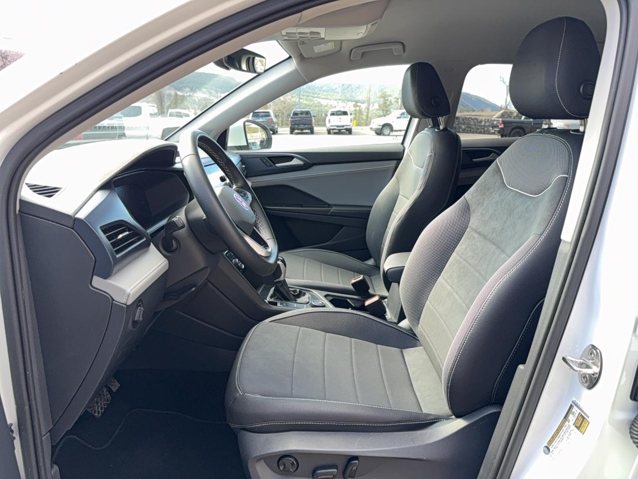 2024 Volkswagen Taos SE SE Photo