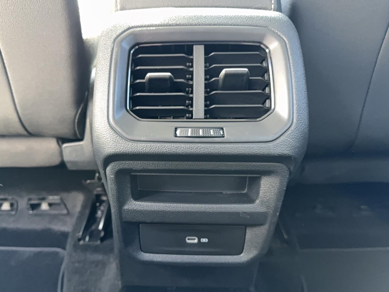 2024 Volkswagen Taos SE SE Photo