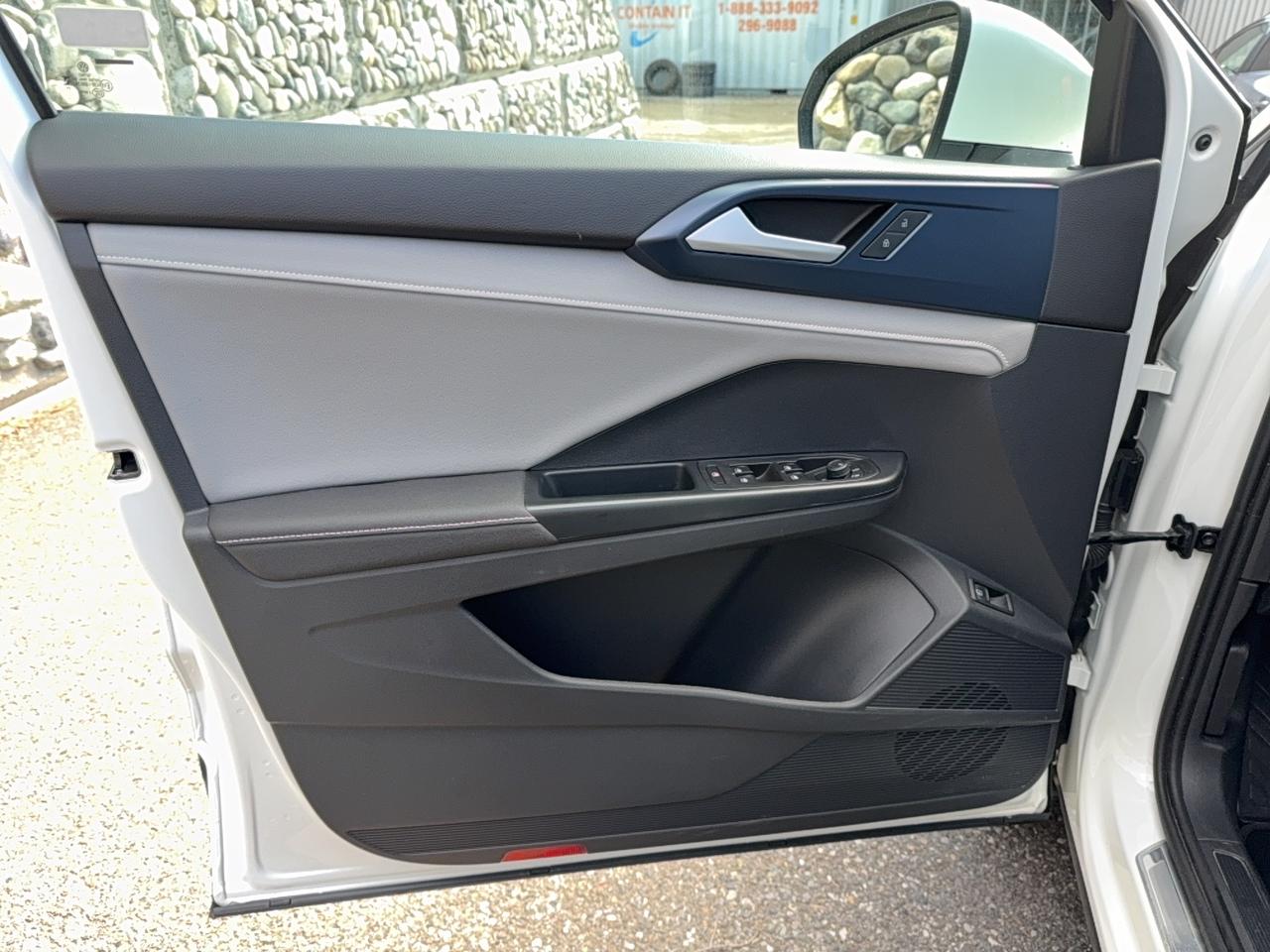 2024 Volkswagen Taos SE SE Photo