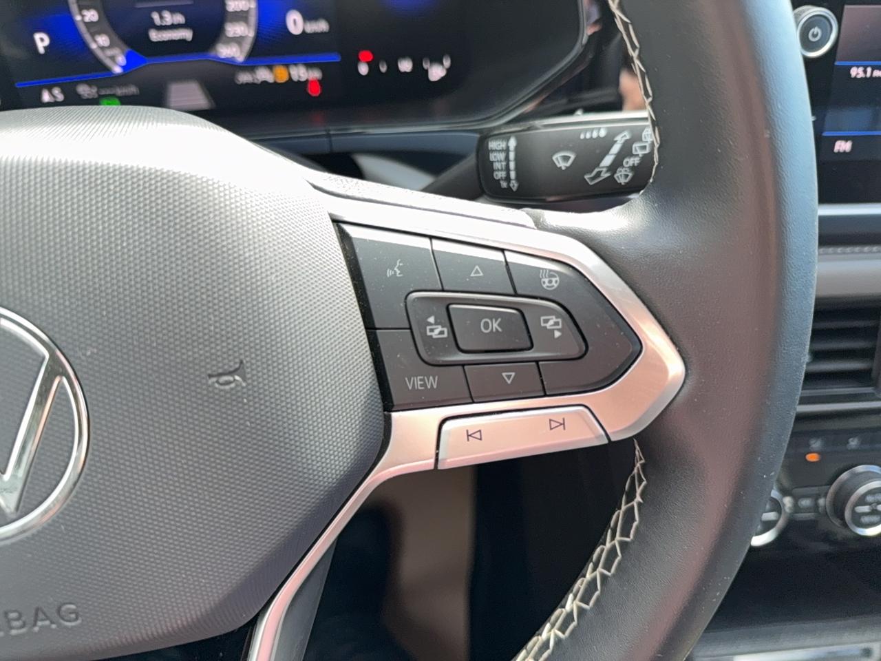 2024 Volkswagen Taos SE SE Photo