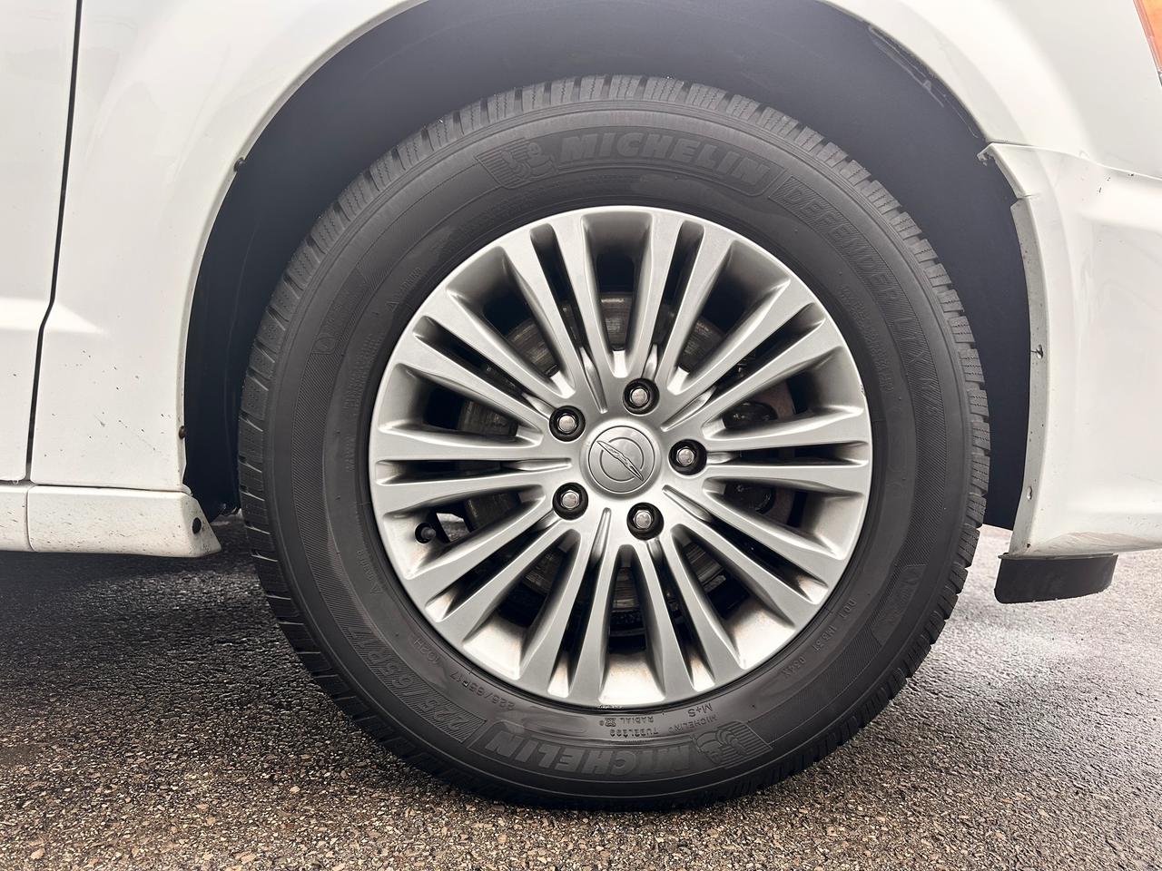 2014 Chrysler Town & Country PREMIUM CHRYSTLER VAN, DVD, WARRANTY AVAB! Photo