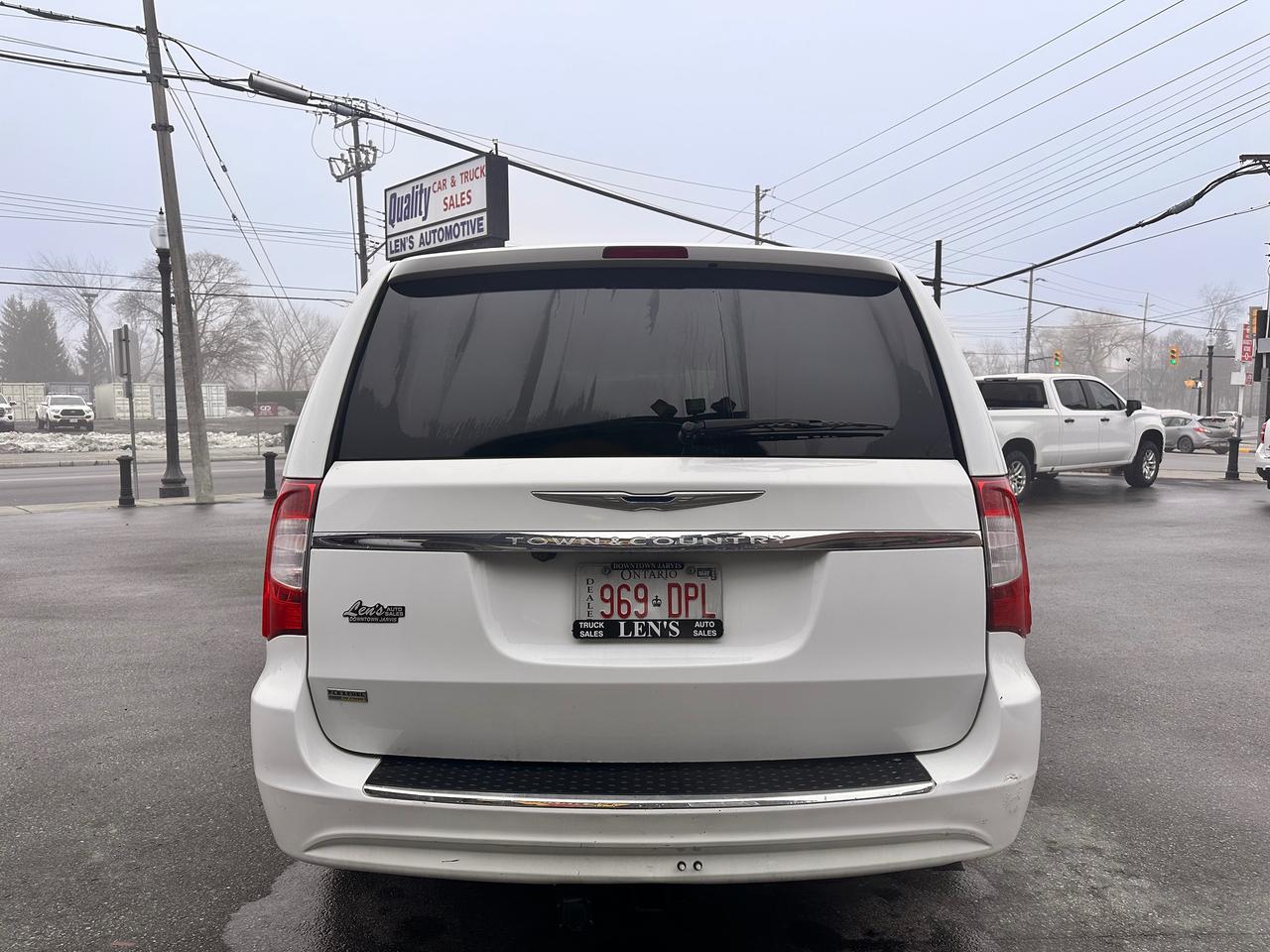 2014 Chrysler Town & Country PREMIUM CHRYSTLER VAN, DVD, WARRANTY AVAB! Photo