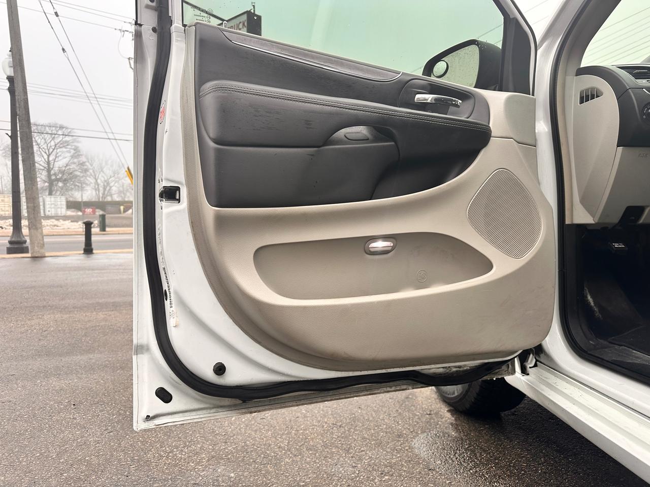 2014 Chrysler Town & Country PREMIUM CHRYSTLER VAN, DVD, WARRANTY AVAB! Photo