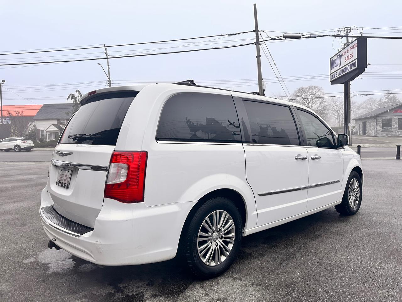 2014 Chrysler Town & Country PREMIUM CHRYSTLER VAN, DVD, WARRANTY AVAB! Photo