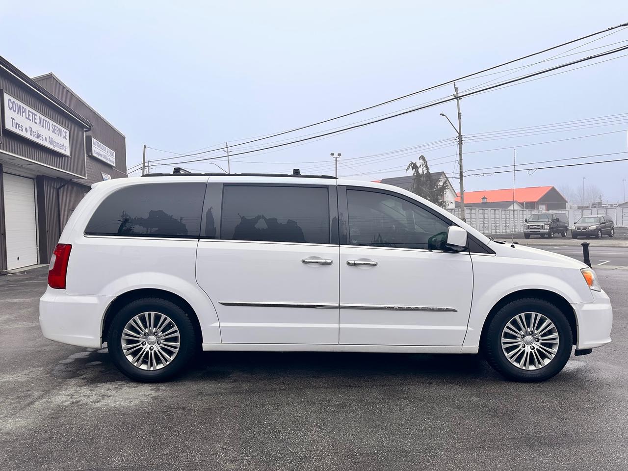 2014 Chrysler Town & Country PREMIUM CHRYSTLER VAN, DVD, WARRANTY AVAB! Photo