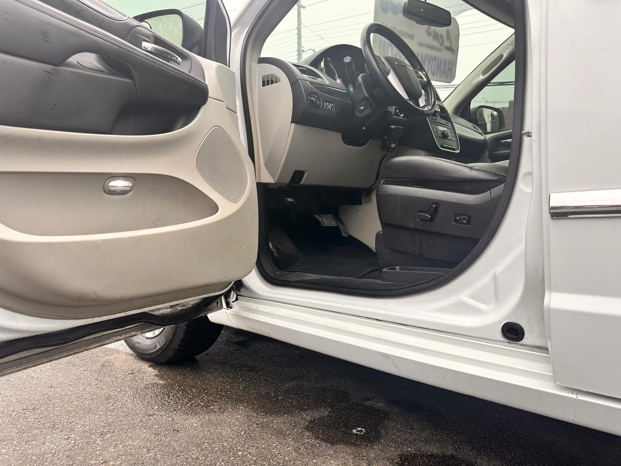 2014 Chrysler Town & Country PREMIUM CHRYSTLER VAN, DVD, WARRANTY AVAB! Photo